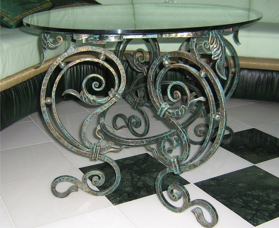 Металлический стол в стиле Модерн