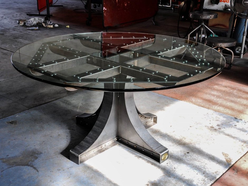 Красивые столы из металла