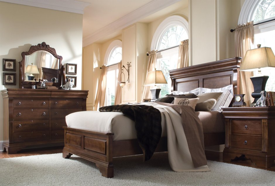 Интерьер спальни с коричневой мебелью