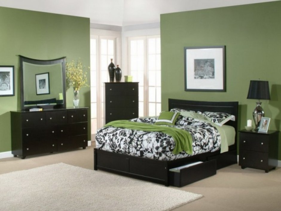 Спальня в зеленых тонах с белой мебелью