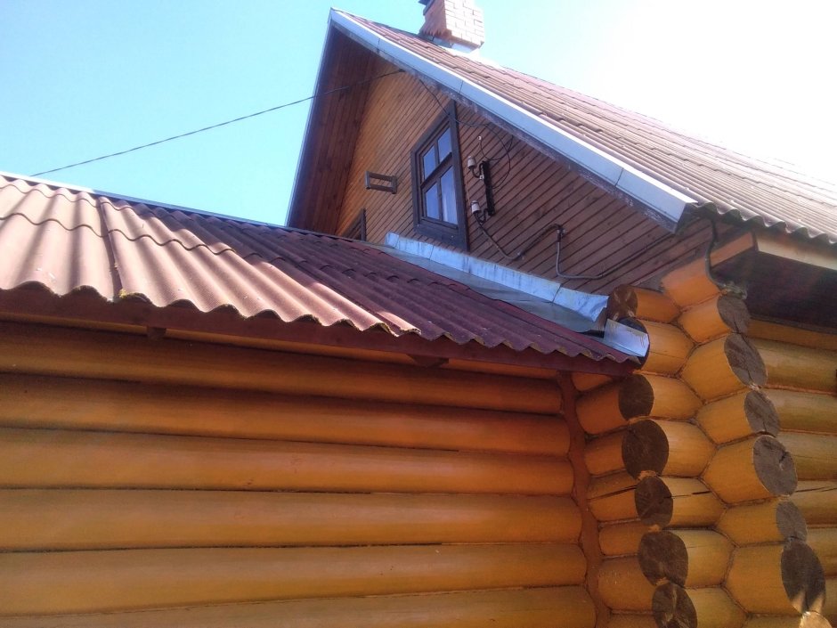 Крашеные фронтоны домов