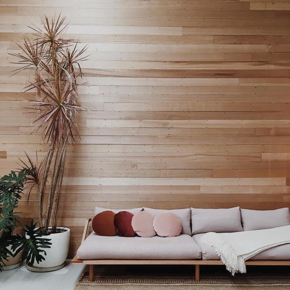 Деревянная панель за диваном