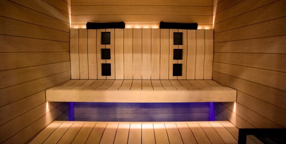 Подвесные полки в сауне