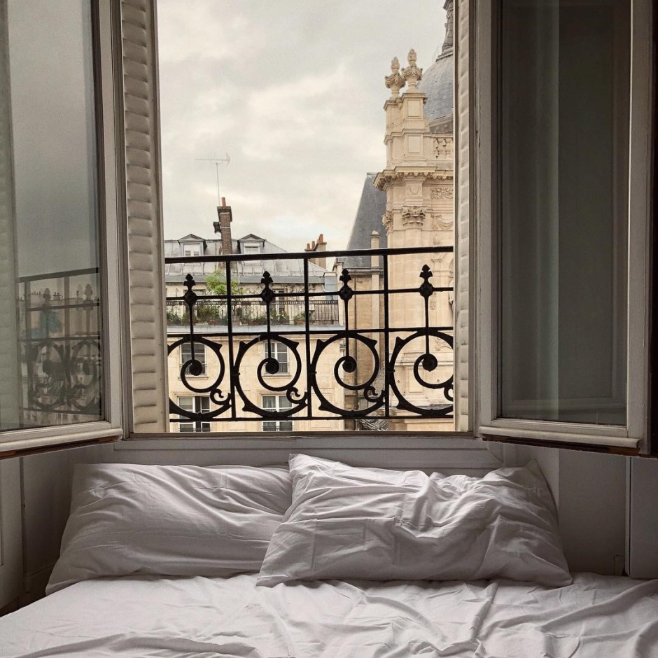 Кровать с Видном на окно