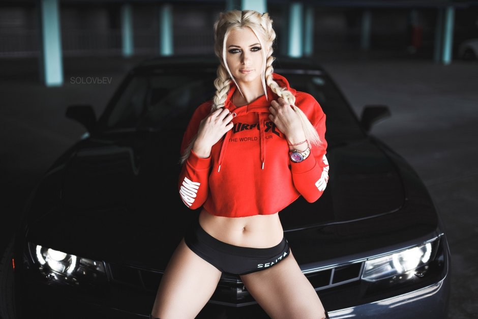 Chevrolet Camaro и девушка