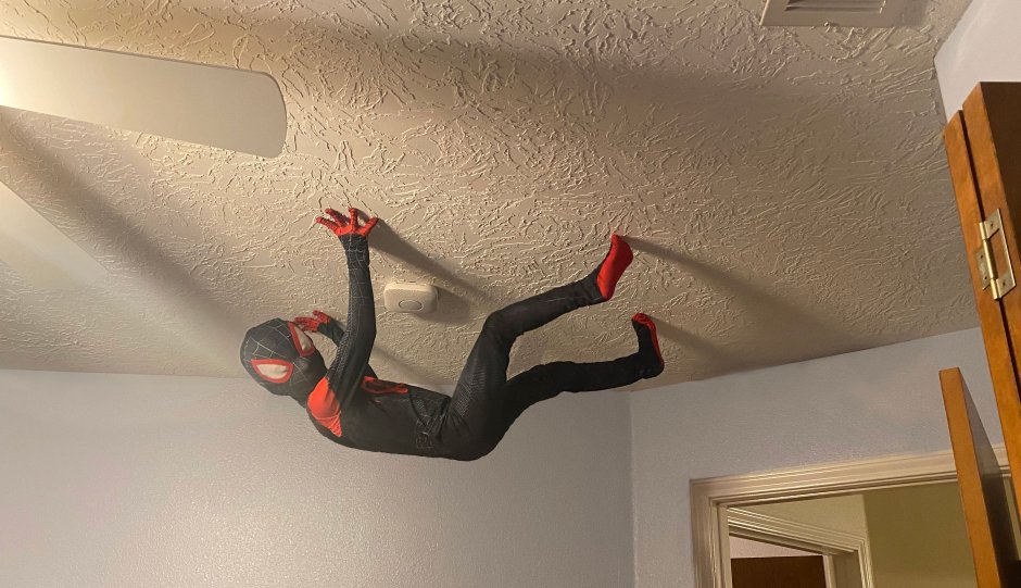 Человек паук лазит по стенам