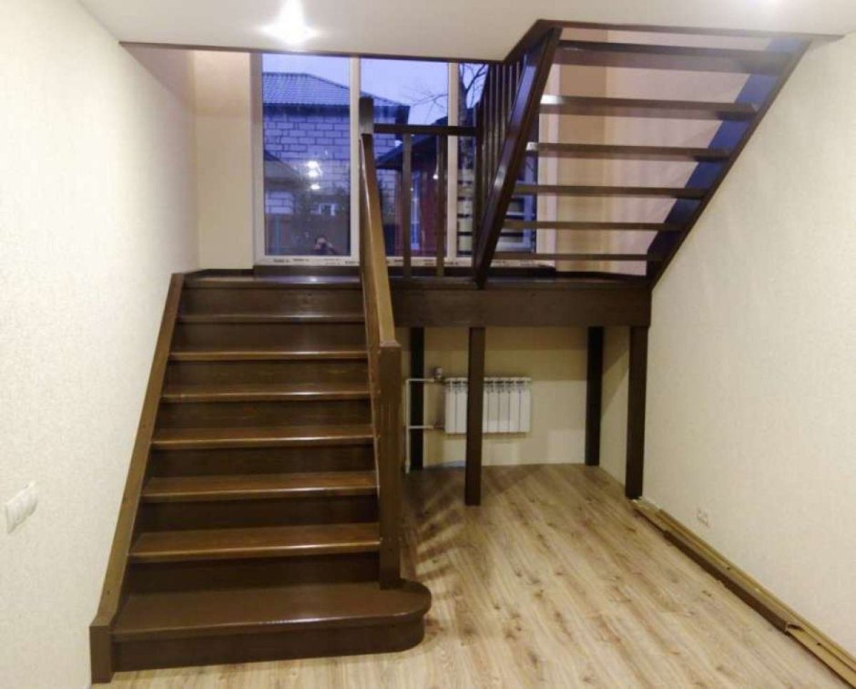 Лестница с площадкой в частном доме