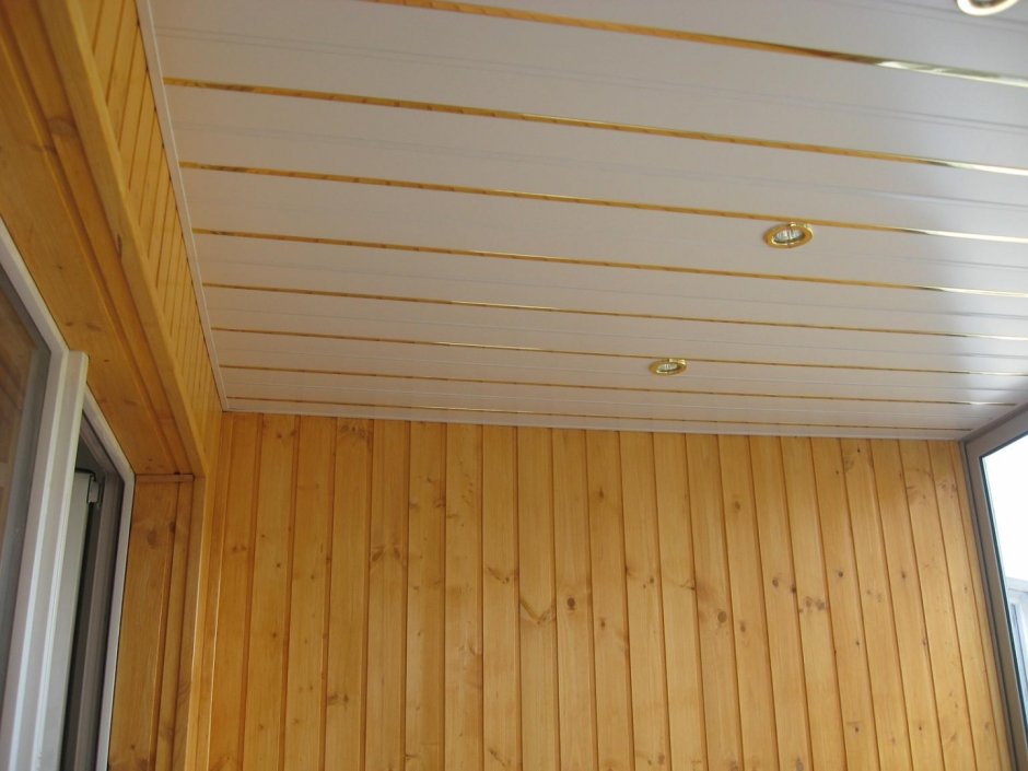 Потолок на балконе из панелей пвх