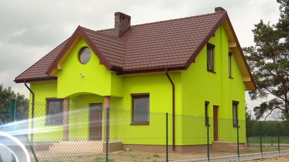 Салатовый дом с коричневой крышей