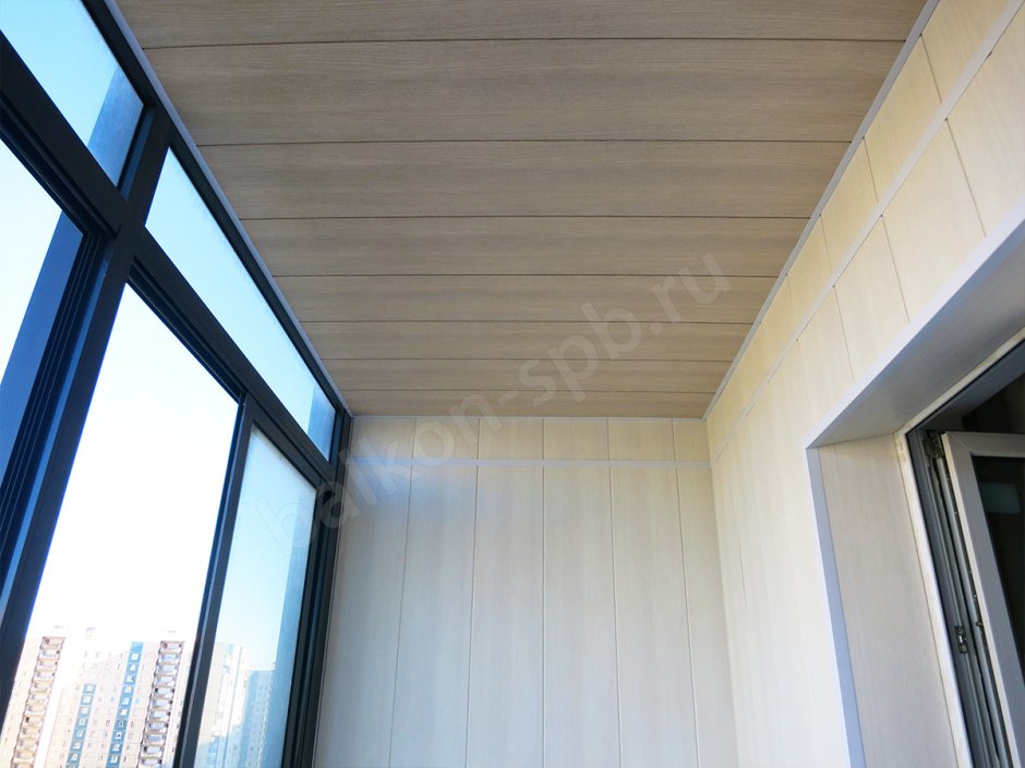 Потолок на балконе МДФ панелями