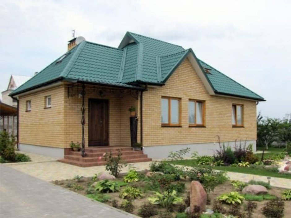Дом из желтого кирпича с зеленой крышей