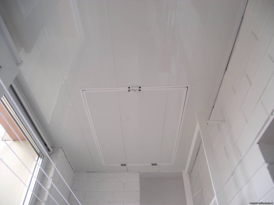 Потолок на балконе алюминиевый реечный