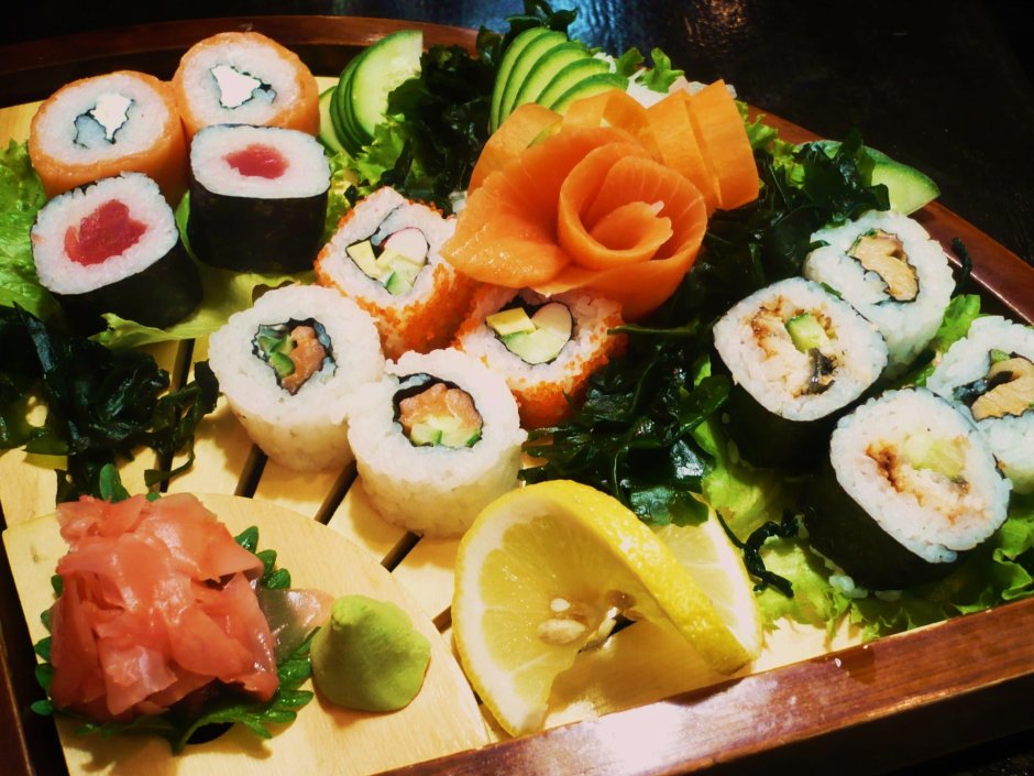 Красивые суши на столе