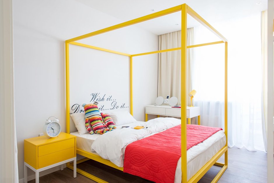 Желтая кровать в интерьере