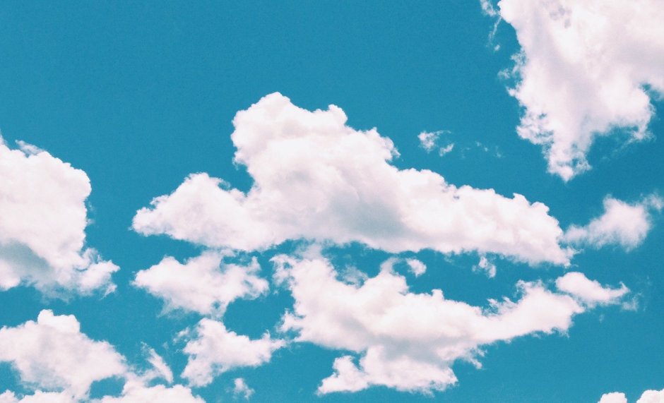 Бирюзовое небо с облаками