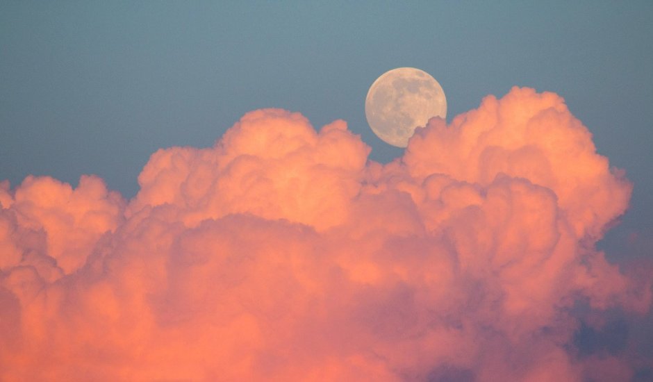 Розовые облака и Луна