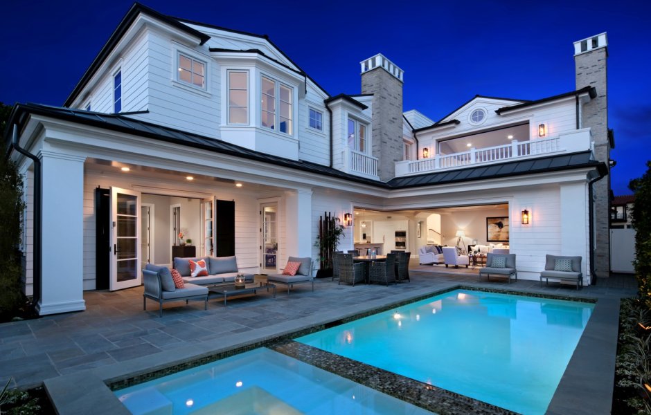 Красивый дом с террасой и бассейном