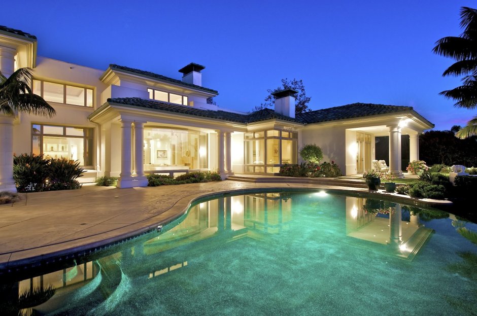 Красивый дом с бассейном