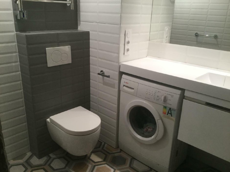 Туалетная комната с раковиной и стиральной машиной