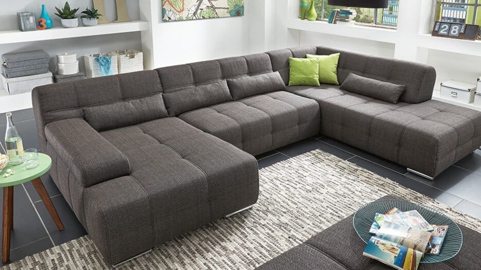 П-образный диван с подушками