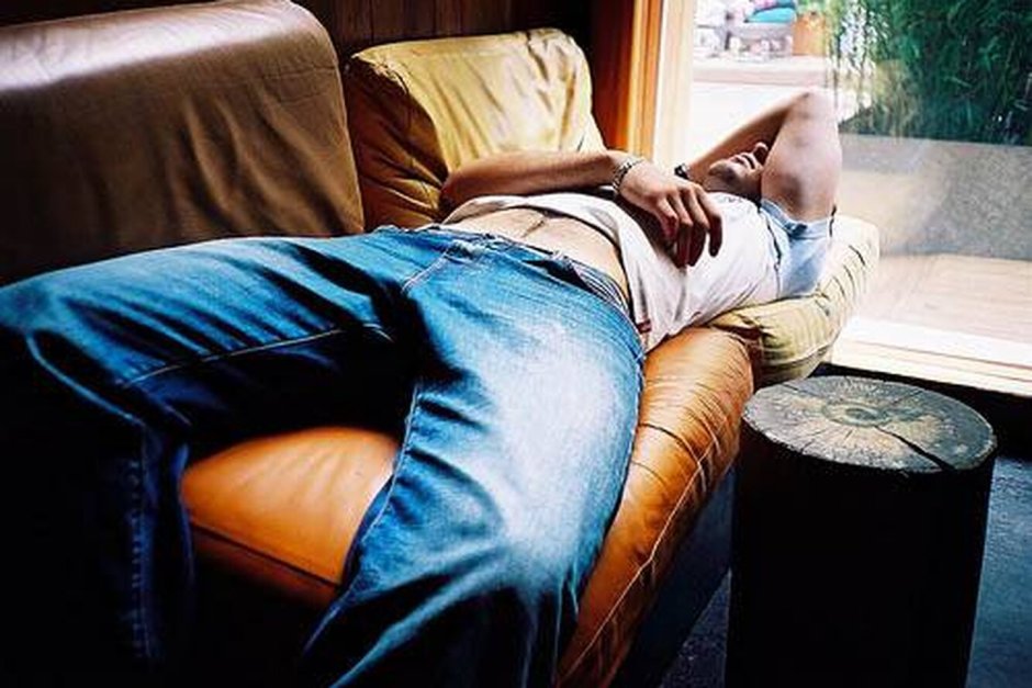 Спящий мужчина в джинсах