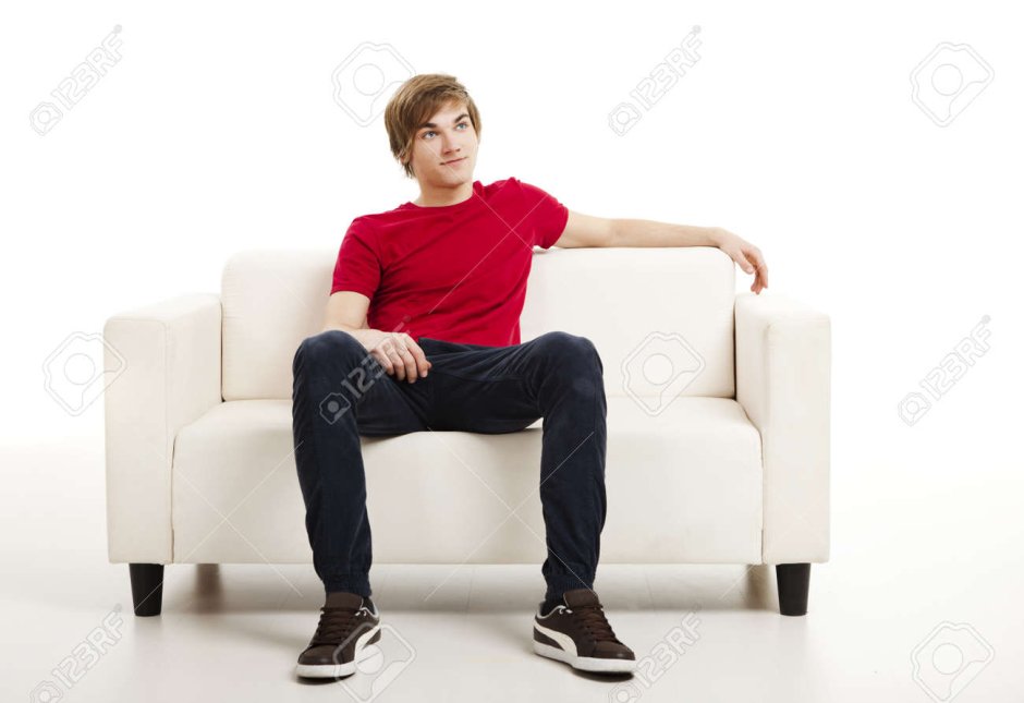 Человек сидит на диване