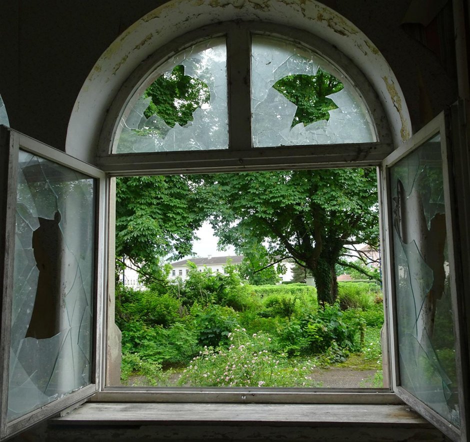 Старинное открытое окно