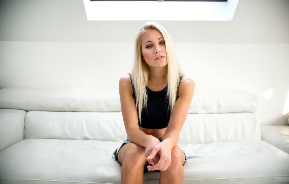 Девушка блондинка на диване