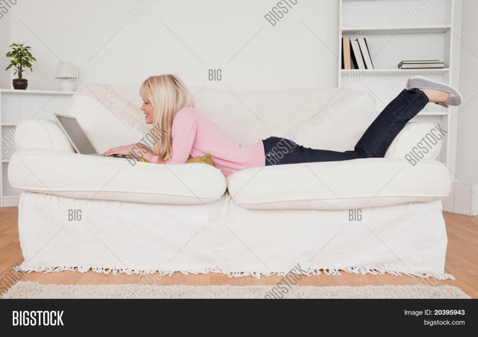 Девушка на Красном диване