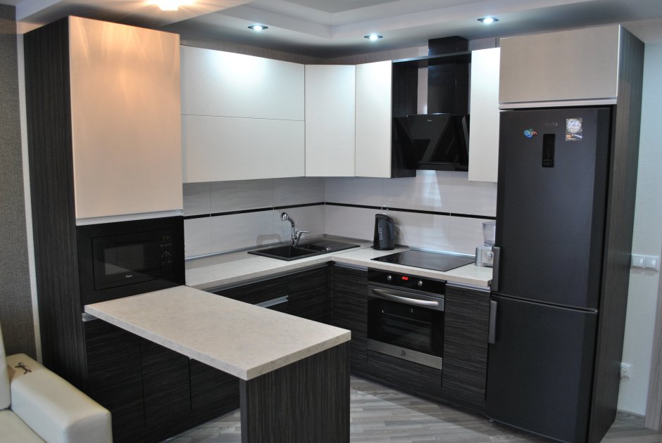 Кухня деревянная белая с черными аксессуарами