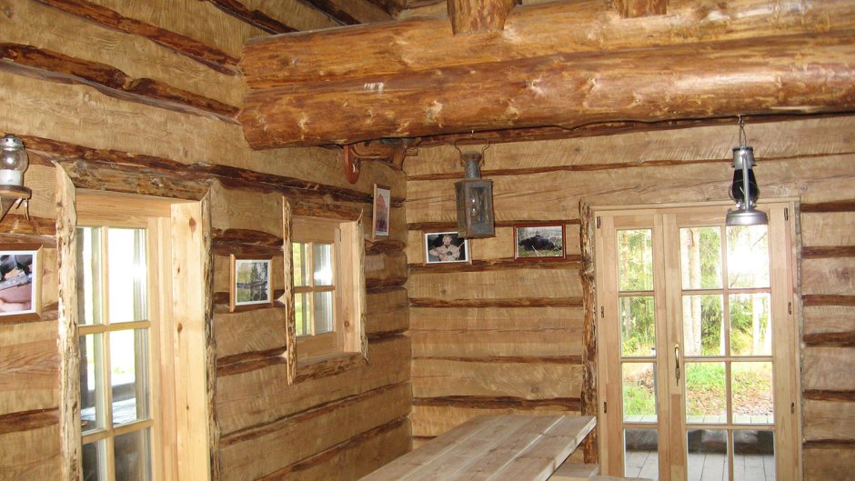 Старый бревенчатый дом изнутри