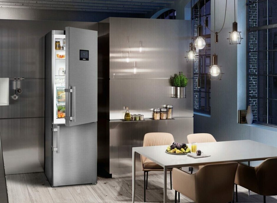 Серебристый холодильник в интерьере кухни