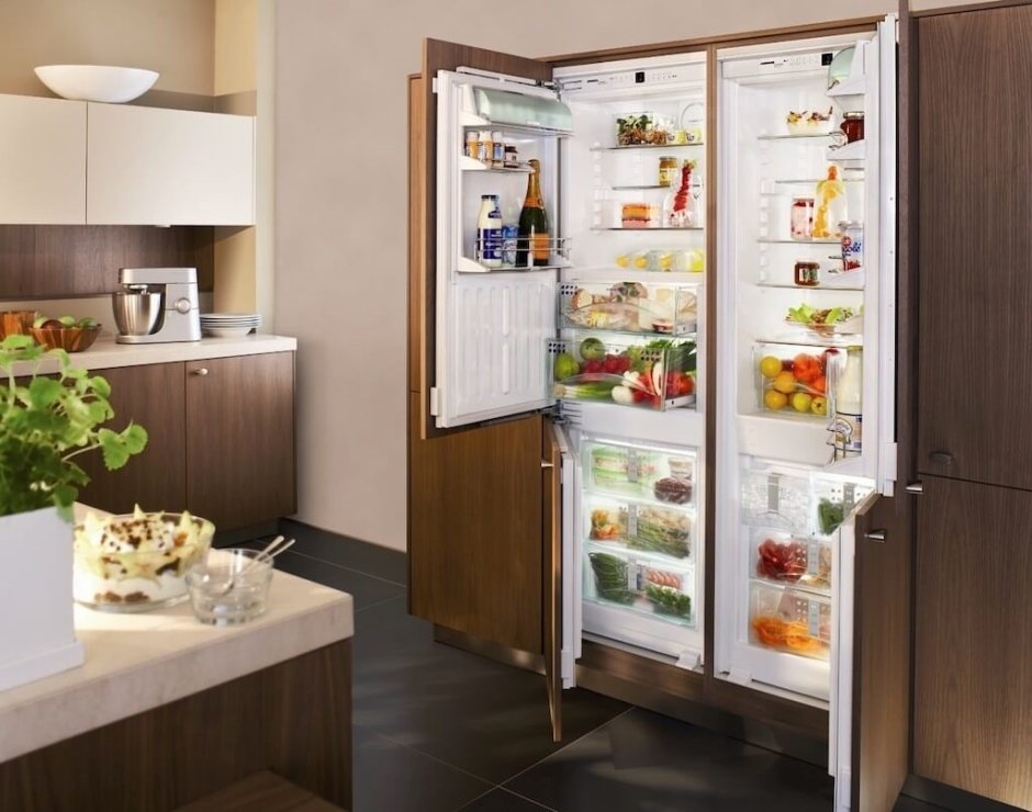 Кухня с открытым холодильником