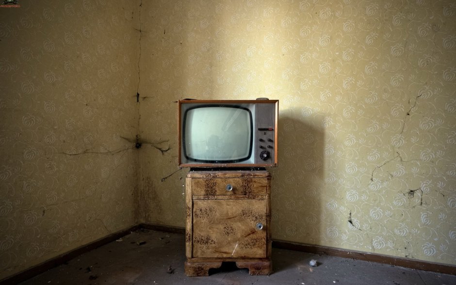 Старинная комната телевизор
