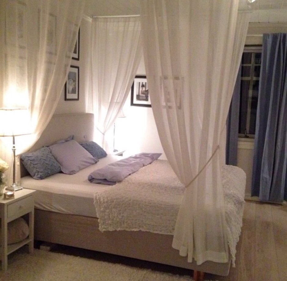 Декор небольшой спальни с занавесками