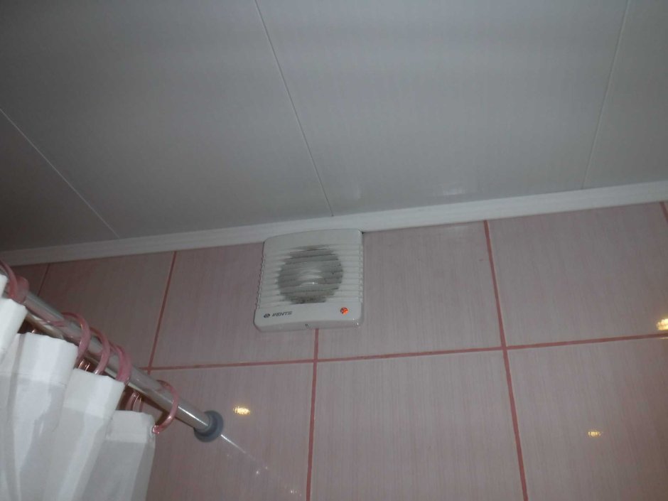 Вытяжка в ванной с вентилятором в потолке