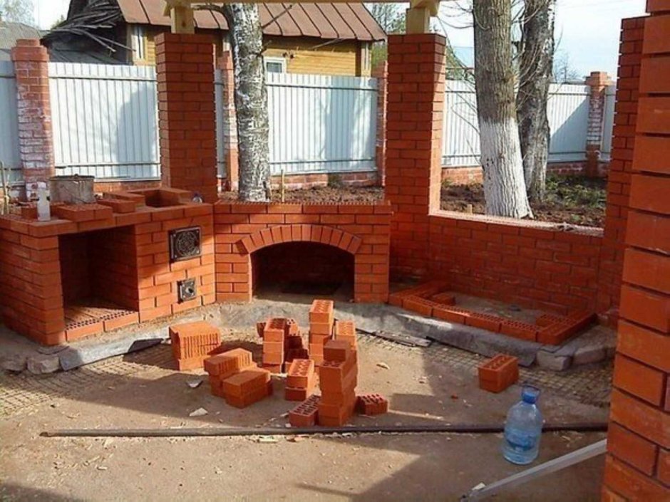 Барбекю из кирпича для беседки