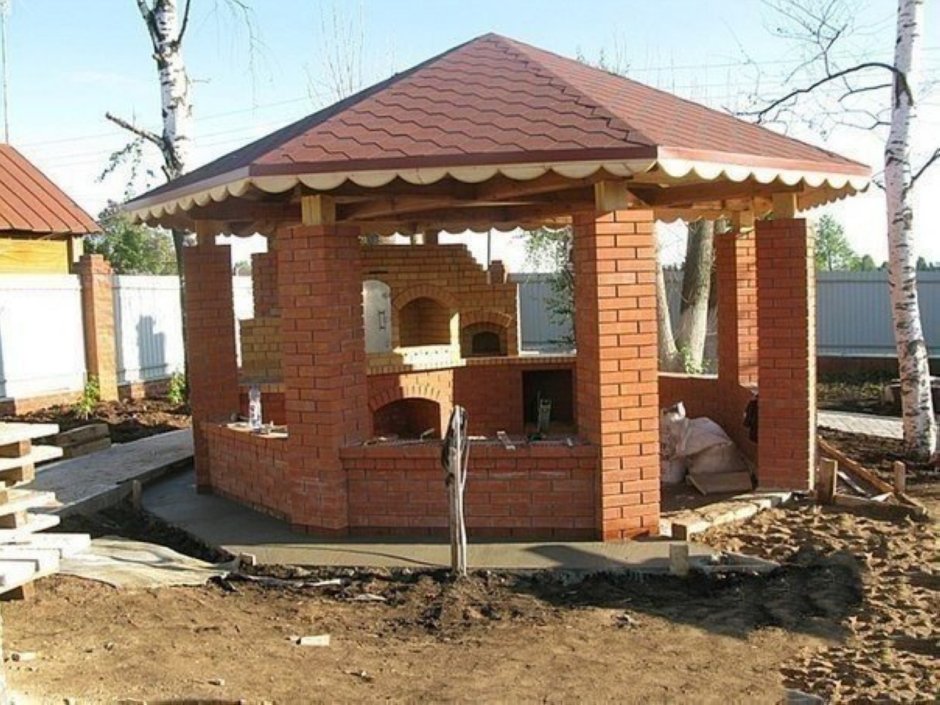 Восьмиугольная беседка с мангалом из кирпича