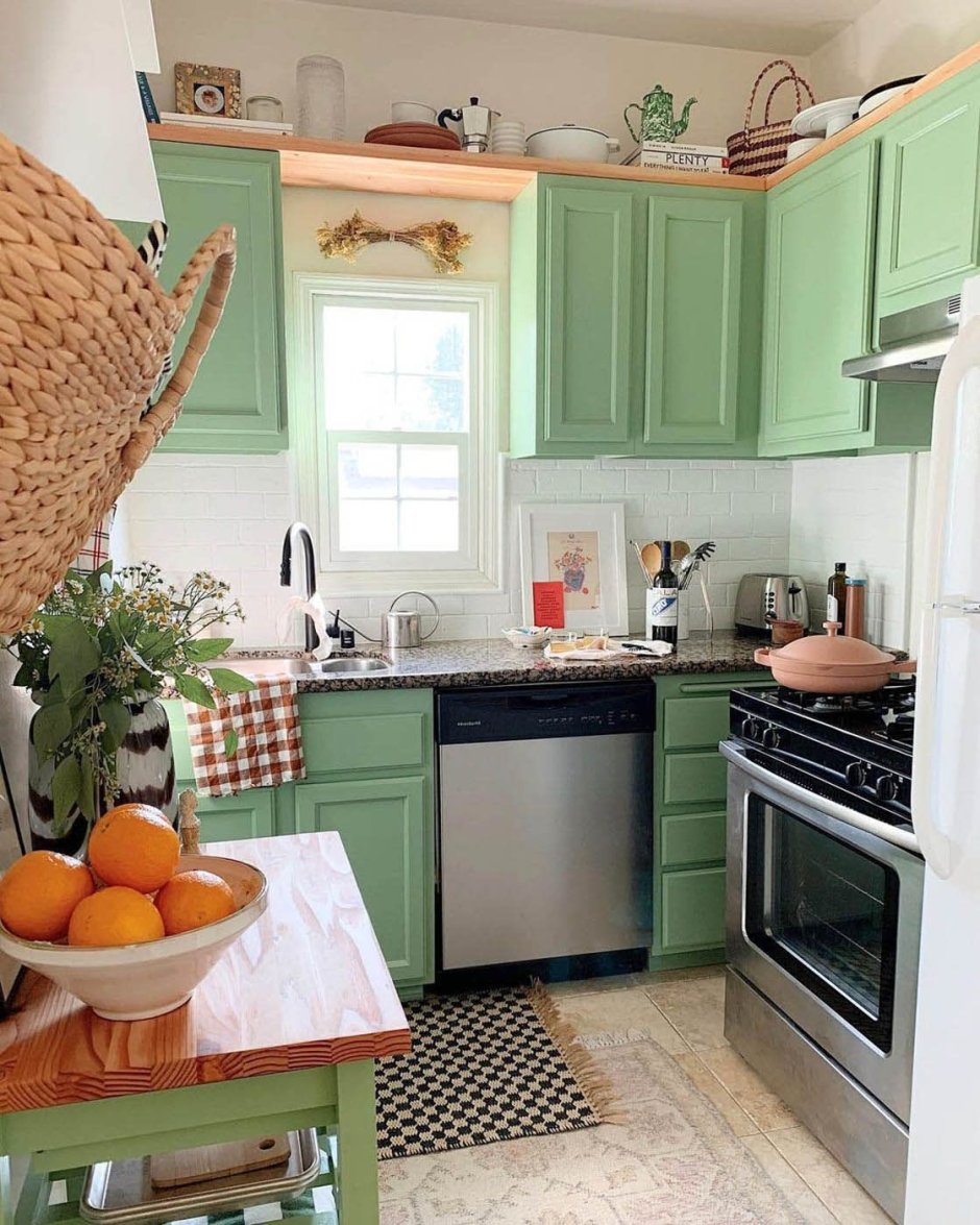 Красивая кухня с зеленым холодильником