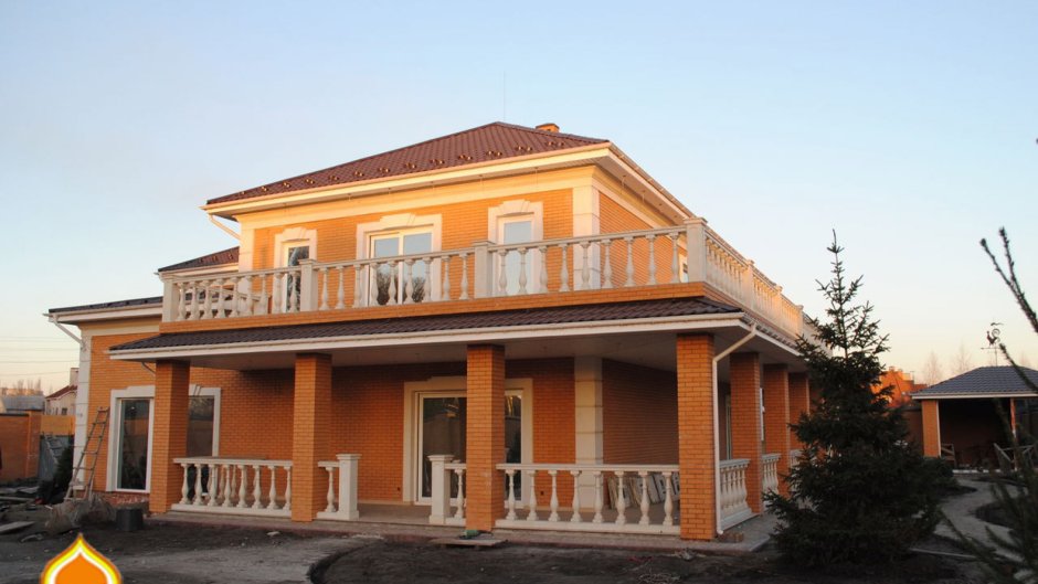 Персиковый цвет фасада дома