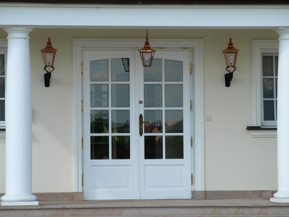 Белая стеклянная дверь входная в дом
