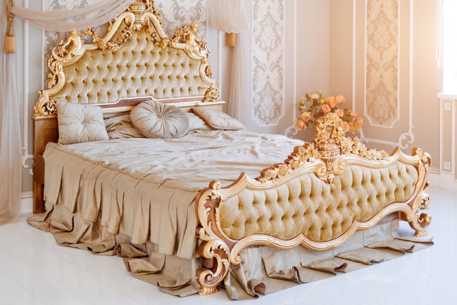 Королевская кровать боком