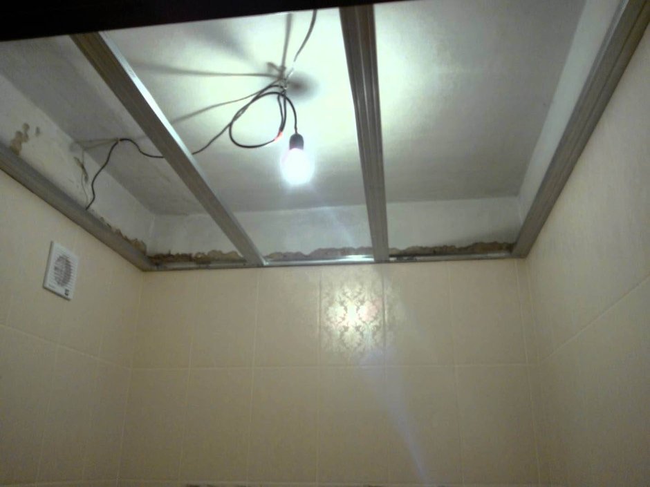 Потолок из ПВХ панелей в ванной