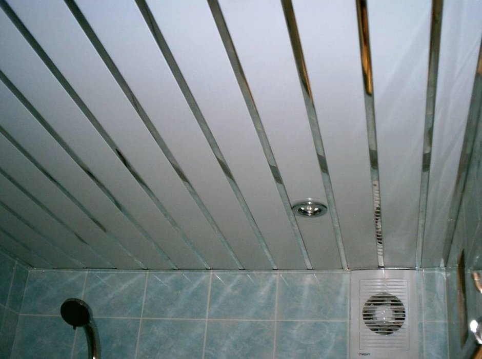 Потолок в ванне из пластиковых панелей
