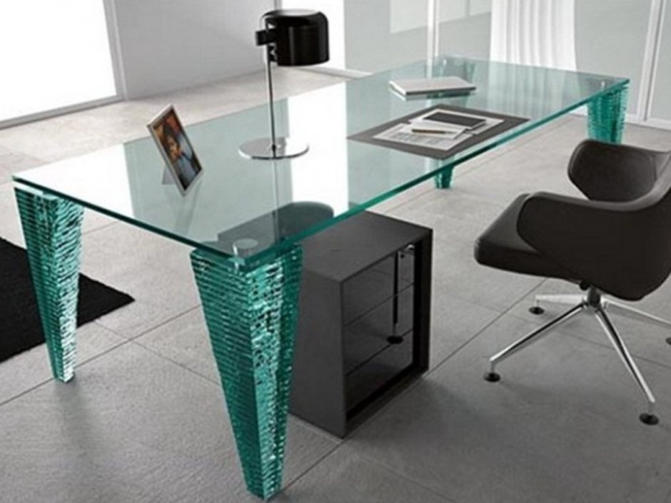 Прозрачный кухонный стол и стулья