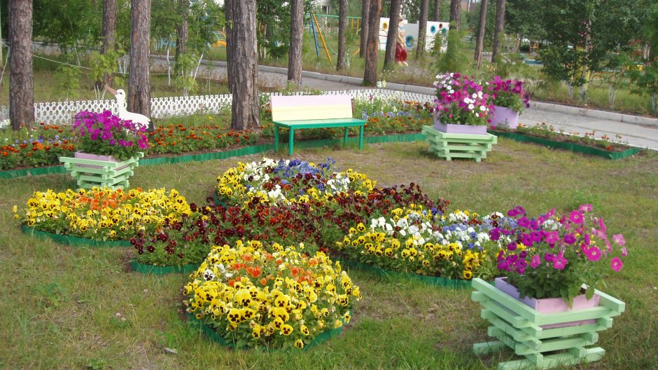 Клумбы в детском саду