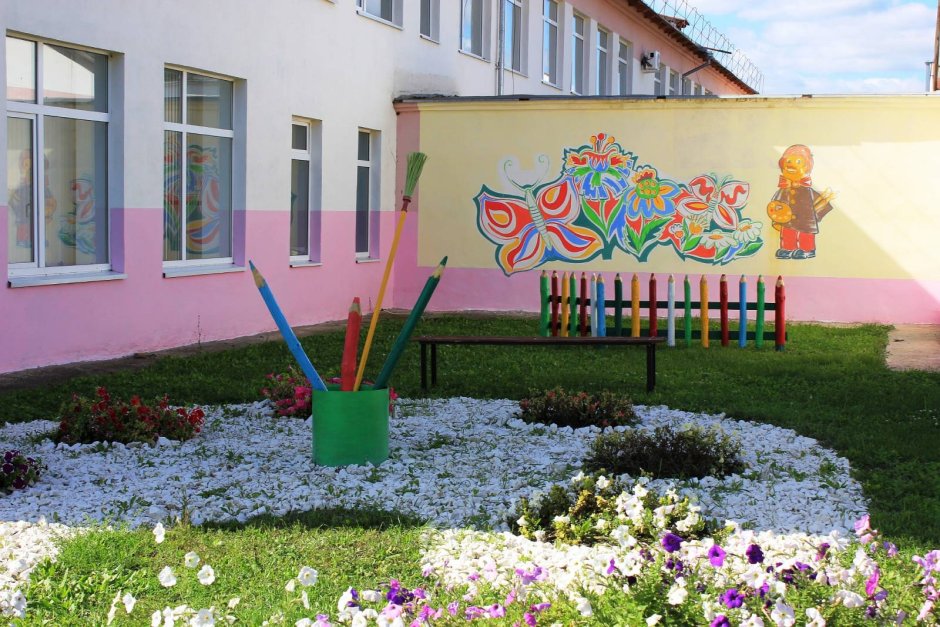 Клумбы во дворе