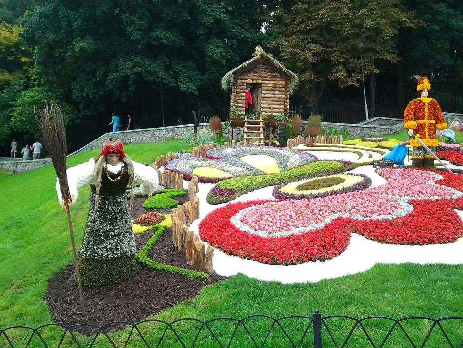 Клумбы с фигурками