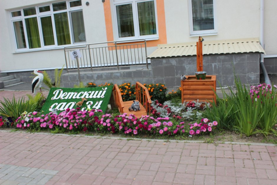 Клумбы на участке детского сада