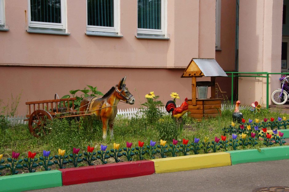 Оригинальные клумбы в детском саду
